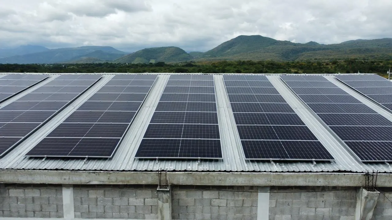 Paneles del sistema híbrido de 120 paneles en Restaurante Las Tejas, Chiquimula